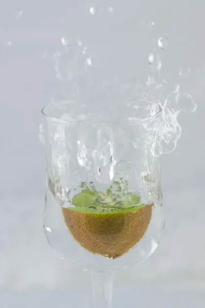 Beyaz arka plan üzerinde su sıçrama kivi