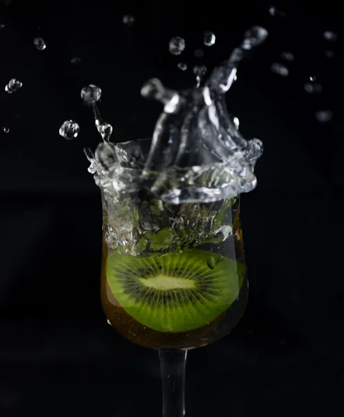 Siyah arka planda su sıçrama Kiwi