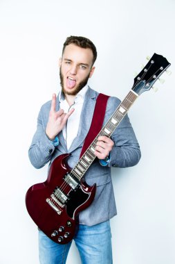 Erkek müzisyen holding elektro gitar