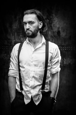 adam beyaz gömlek poz