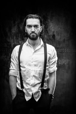 adam beyaz gömlek poz