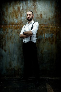 adam beyaz gömlek poz