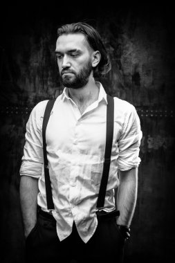 adam beyaz gömlek poz