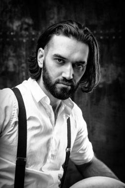 adam beyaz gömlek poz