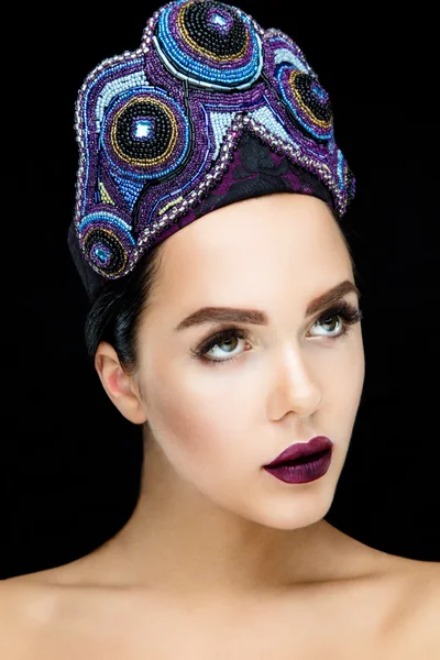 Woman wearing dark blue crown — Stock Photo, Image