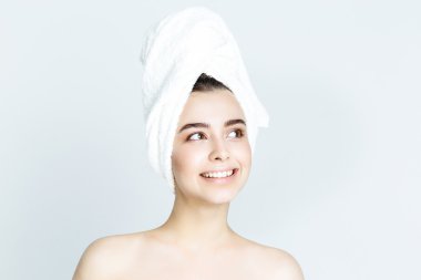güzel bir kadın beyaz havlu ile