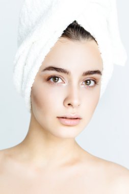 güzel bir kadın beyaz havlu ile