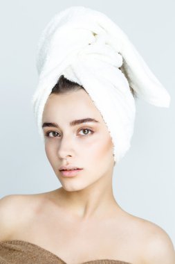 güzel bir kadın beyaz havlu ile