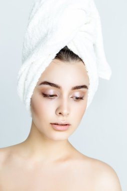 güzel bir kadın beyaz havlu ile