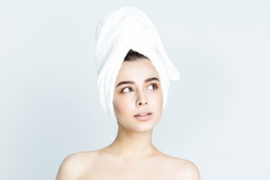 güzel bir kadın beyaz havlu ile