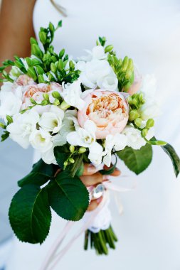 elinde güzel düğün buketi