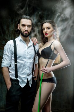 Sakallı adam seksi genç kadınla