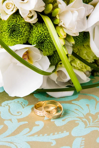 Rings are on the wedding bouquet — Stock Photo, Image