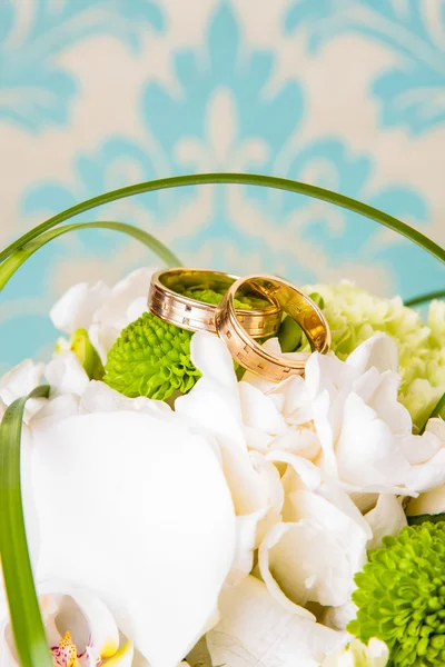 Kroužky jsou na svatební kytice — Stock fotografie