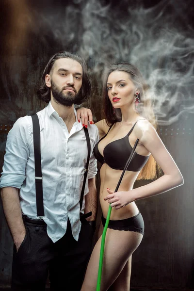 섹시 한 젊은 여자와 수염된 남자 — 스톡 사진