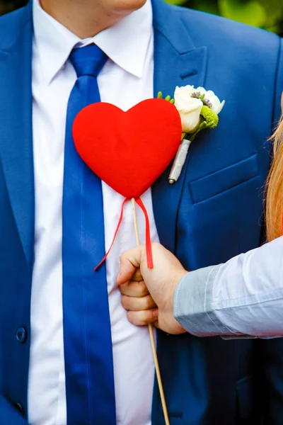 Uomo in vestito blu e cuore rosso — Foto Stock