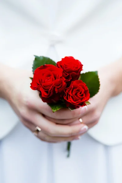 Hermoso ramo de boda en las manos — Foto de Stock