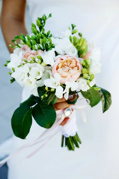 Hermoso ramo de boda en las manos —  Fotos de Stock