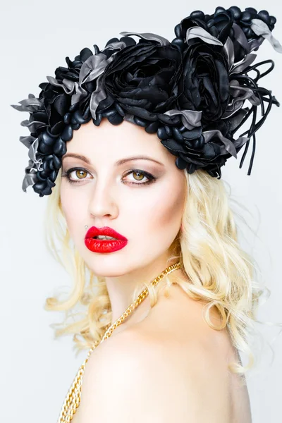 Junge blonde Frau mit extravagantem Hut — Stockfoto