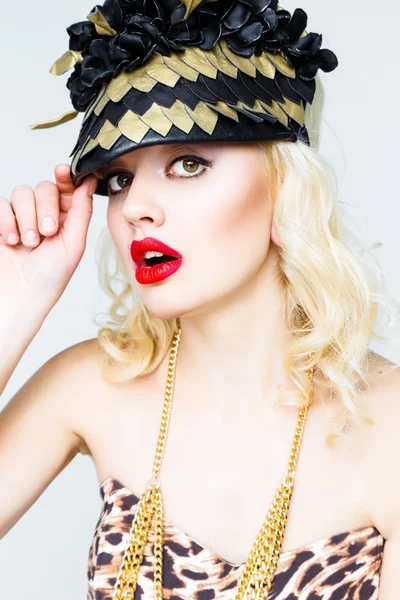 Mujer rubia joven en sombrero extravagante —  Fotos de Stock