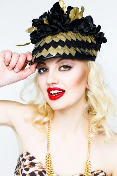 Młoda blond kobieta w ekstrawagancki kapelusz — Zdjęcie stockowe
