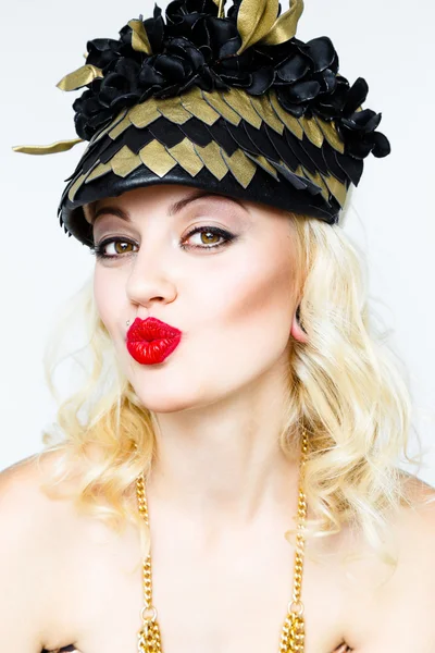 Jonge blonde vrouw in extravagante hoed — Stockfoto