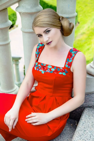 赤いドレスの魅力的な若い女性 — ストック写真