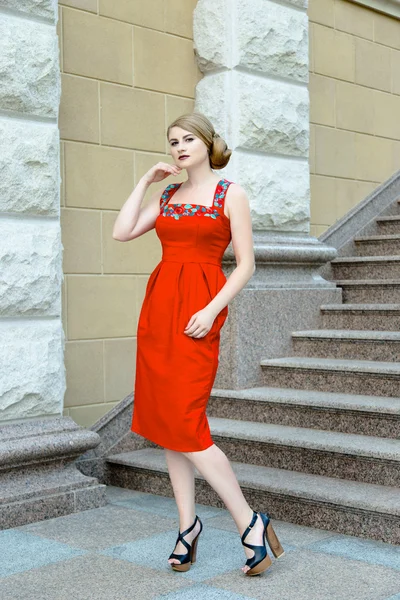 빨간 드레스를 입고 매력적인 젊은 여자 — 스톡 사진