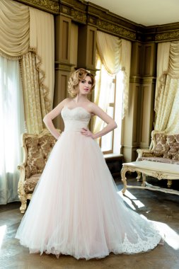 kadın gelinlikle poz