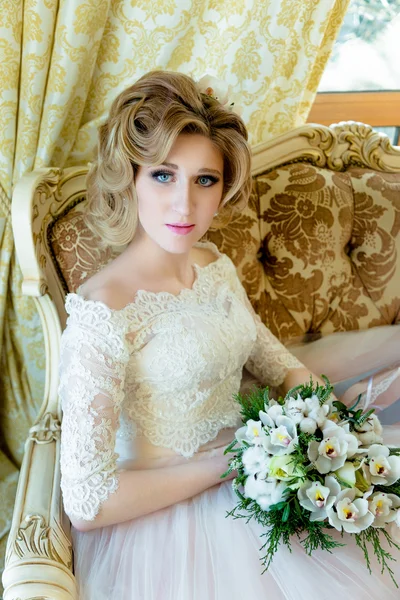 Mooie blonde bruid — Stockfoto
