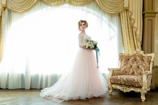 Mujer posando en un vestido de novia — Foto de Stock