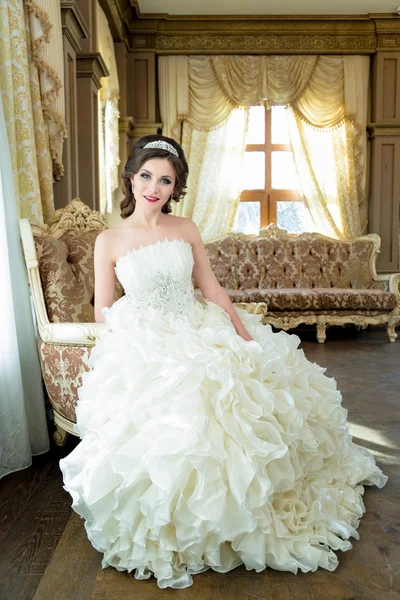 Donna in posa in un abito da sposa — Foto Stock