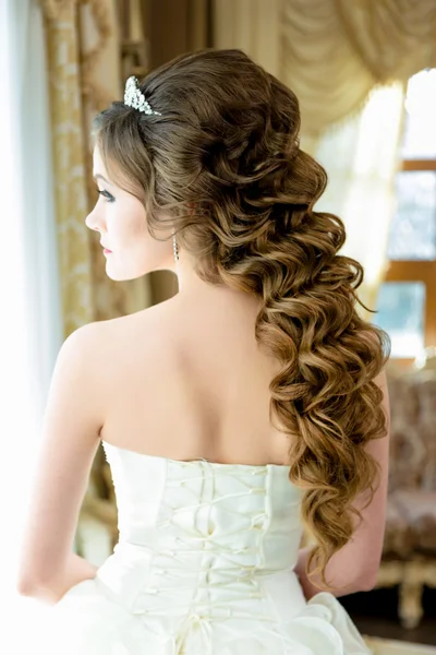 Acconciatura da sposa su capelli lunghi — Foto Stock