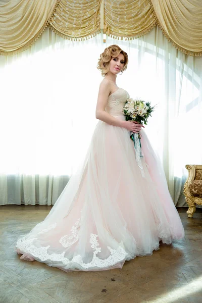 Woman posing in a wedding dress — Stock Photo, Image