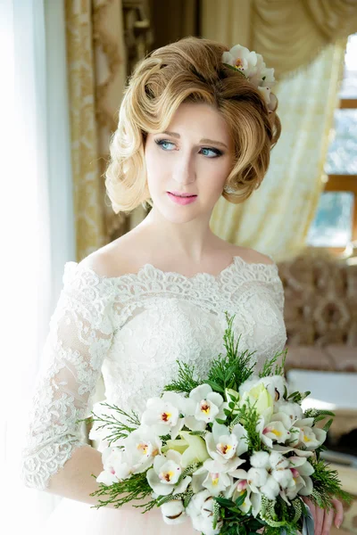 美しい金髪の花嫁 — ストック写真