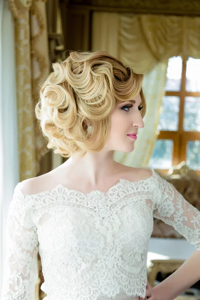 Belle mariée blonde — Photo