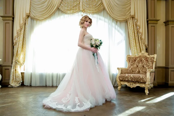 Жінка позує у весільній сукні — стокове фото