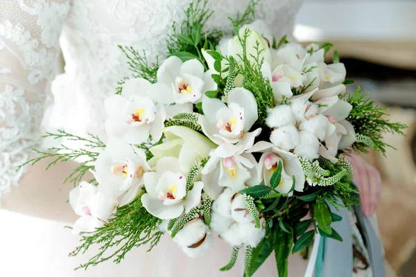 Krásné svatební kytice v ruce — Stock fotografie