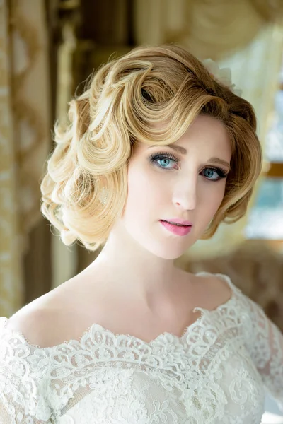 Mooie blonde bruid — Stockfoto