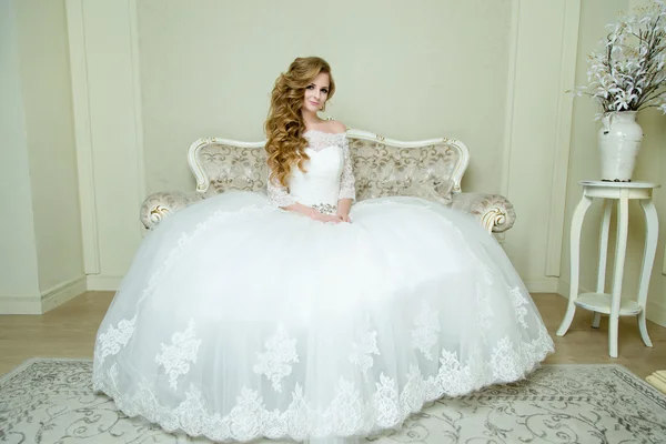 Mooie blonde elegante bruid — Stockfoto