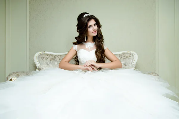 美しいブルネット エレガントな花嫁 — ストック写真
