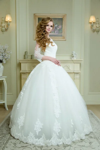 Woman posing in a wedding dress — Stock Photo, Image