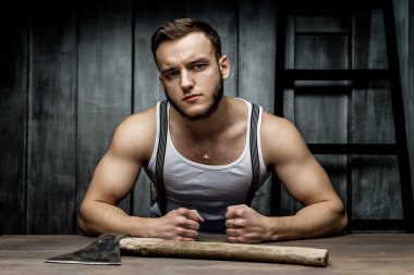 adam oduncu balta ile