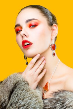 kadın profesyonel makyaj ile