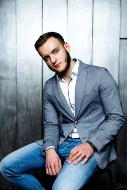 Zarif takım elbiseli adam.