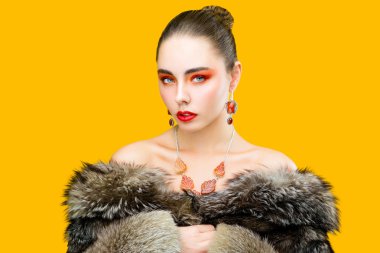 kadın profesyonel makyaj ile