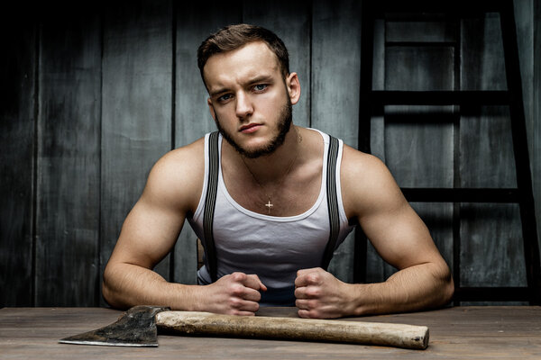 человек дровосек с топором
