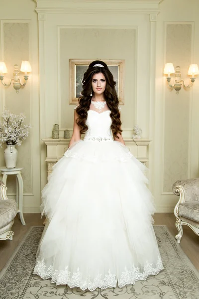 Mujer posando en un vestido de novia — Foto de Stock