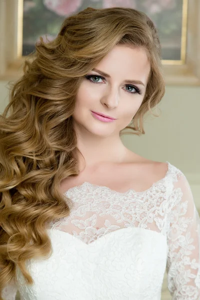 Retrato de hermosa novia rubia —  Fotos de Stock