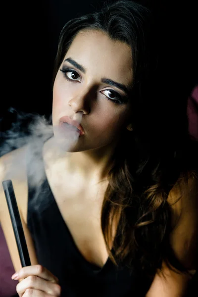 La mujer fuma una cachimba —  Fotos de Stock